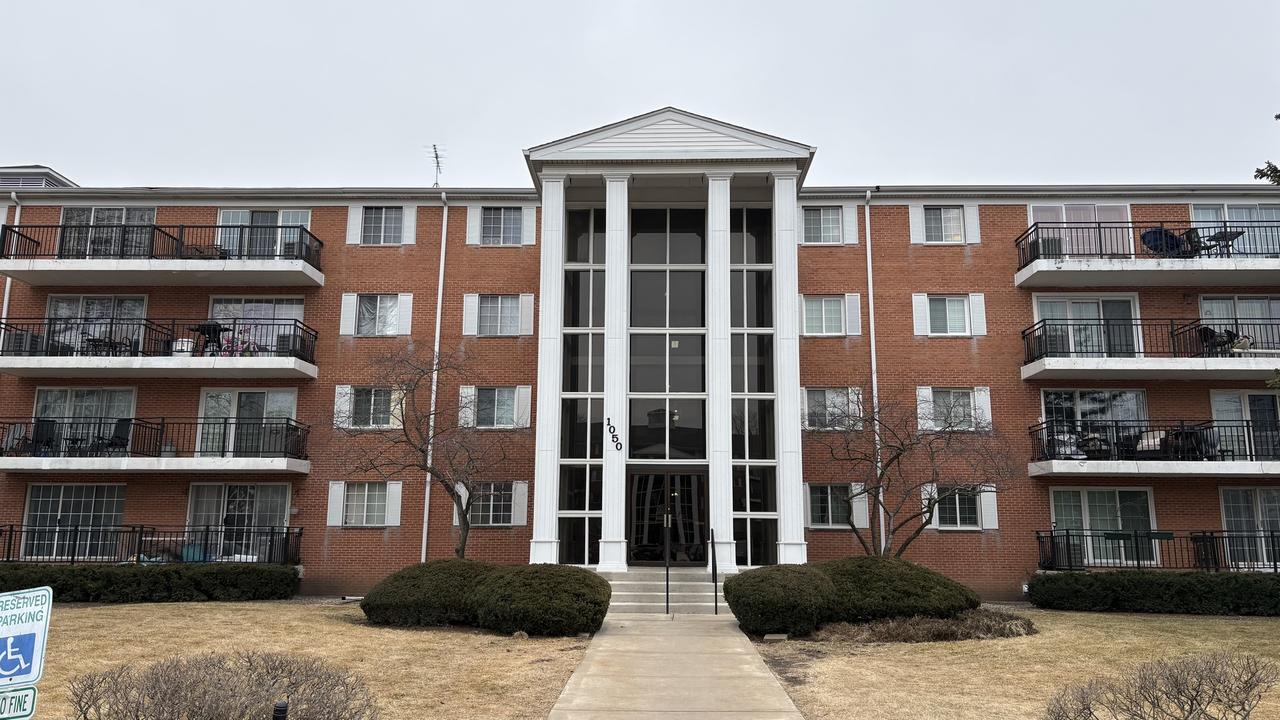 1050 N Farnsworth Ave. #111, Aurora, IL 60505