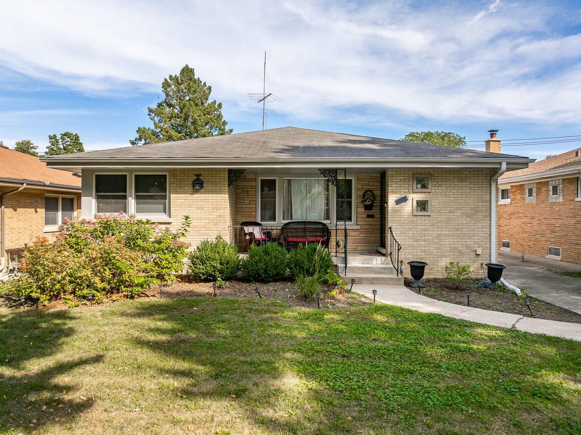 937 Robinhood Ln., La Grange Park, IL 60526