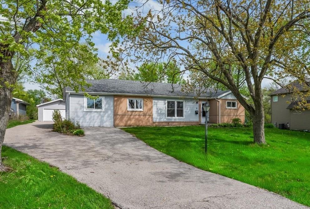 985 Aspen St., Hoffman Estates, IL 60169