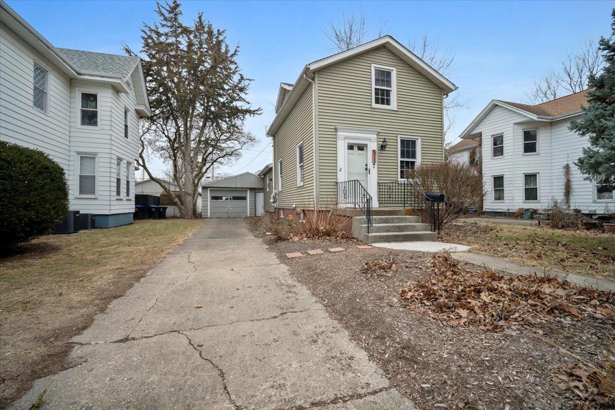 511 E Chestnut St., Bloomington, IL 61701