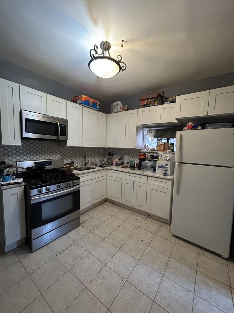 8211 S Saginaw Ave., Chicago, IL 60617