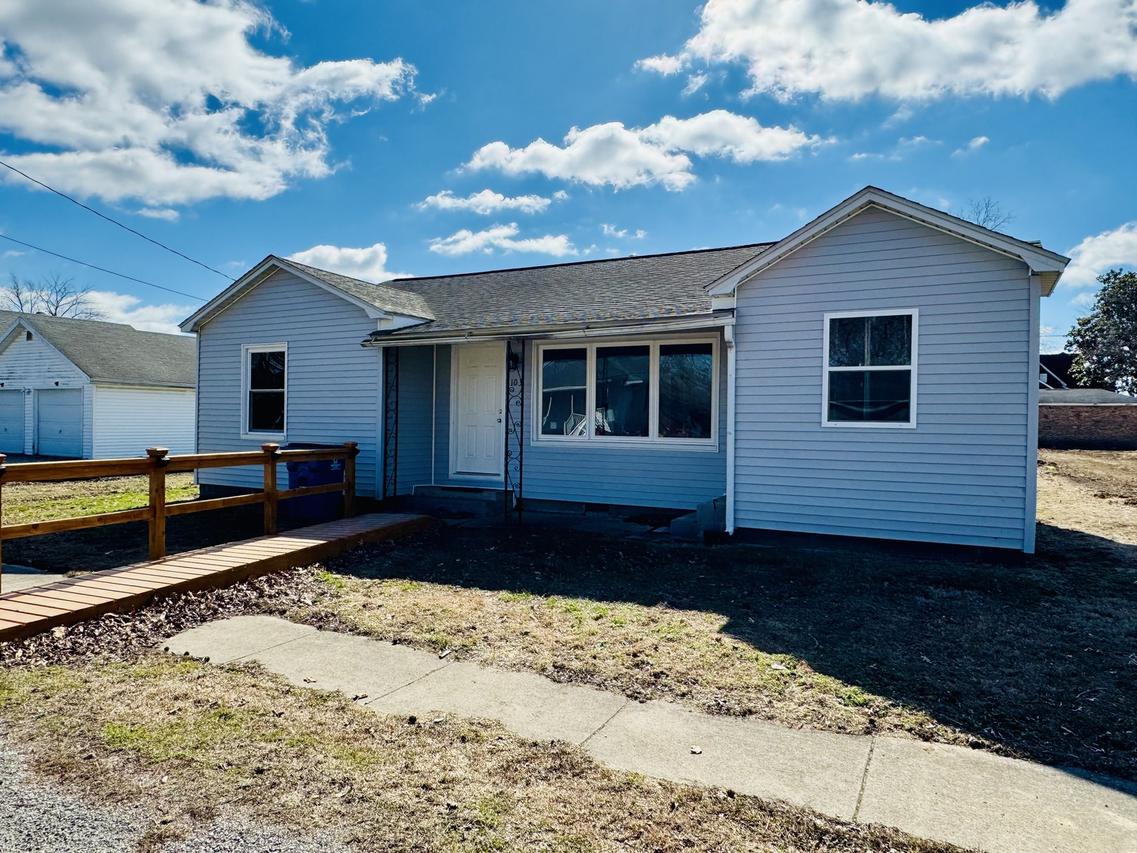 103 E North St., Sesser, IL 62884