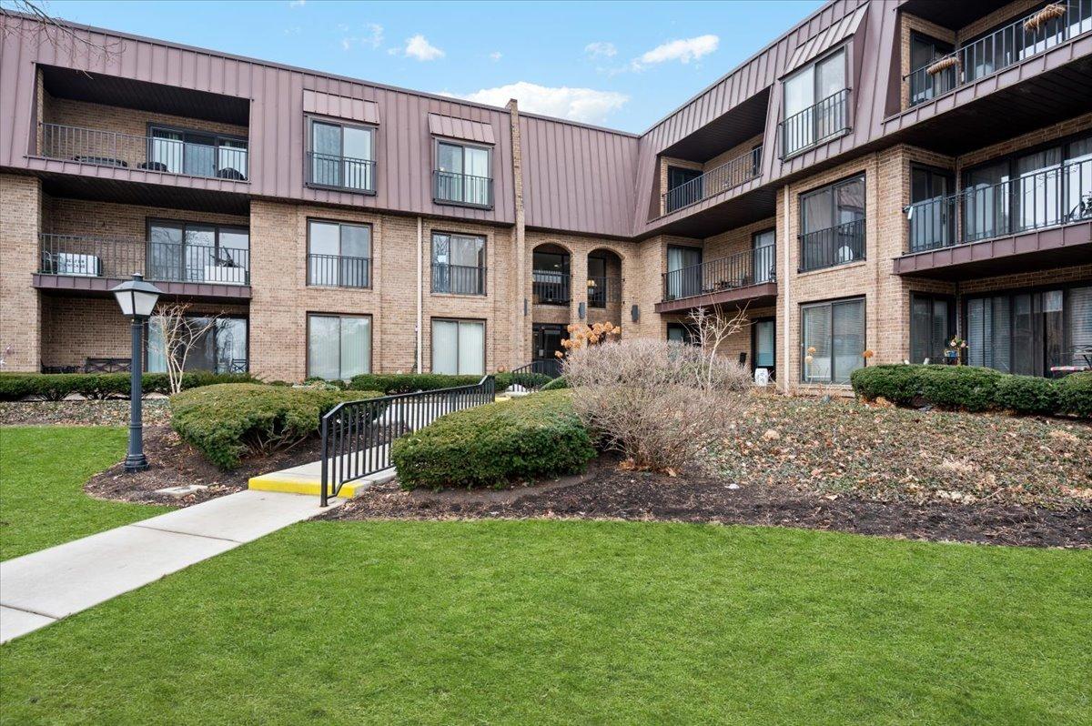 2 The Court Of Harborside Dr. #104, Northbrook, IL 60062