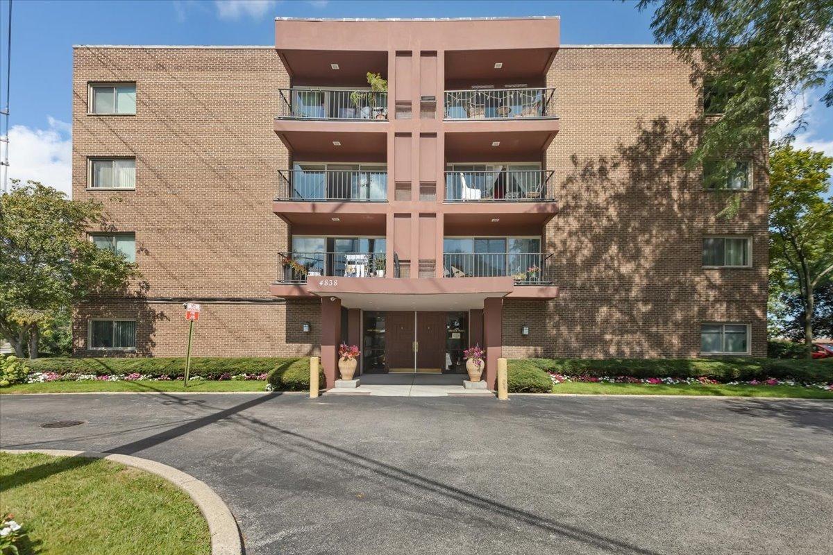 4838 Howard St. #405, Skokie, IL 60077