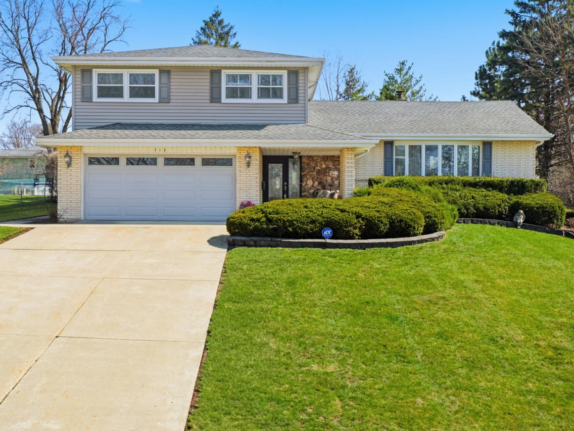 715 Pinecroft Dr., Roselle, IL 60172