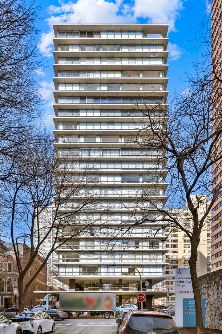 320 W Oakdale Ave. #1301-1302, Chicago, IL 60657