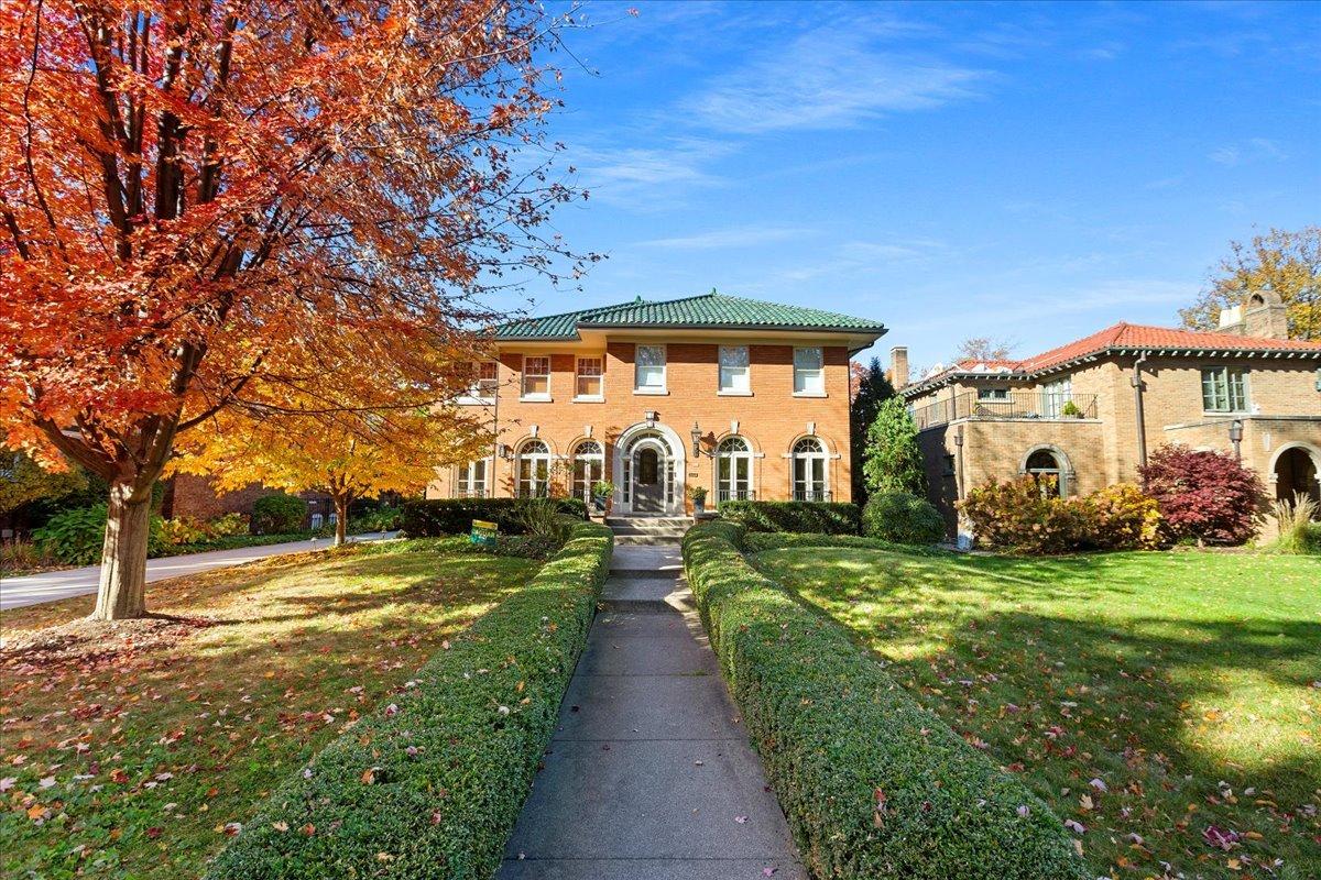 940 Bonnie Brae Pl., River Forest, IL 60305