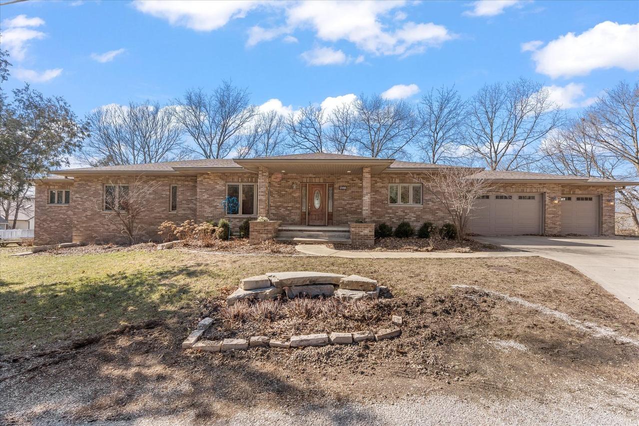 811 Sunset Dr., Mahomet, IL 61853