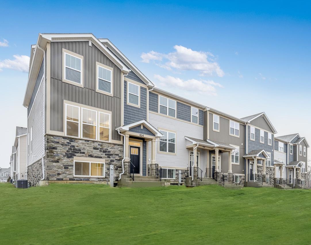 414 Red Oak Cir., Volo, IL 60020