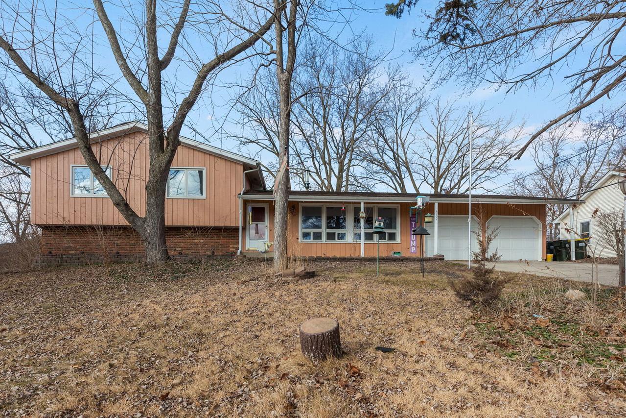 1301 Adams St., Lake In The Hills, IL 60156