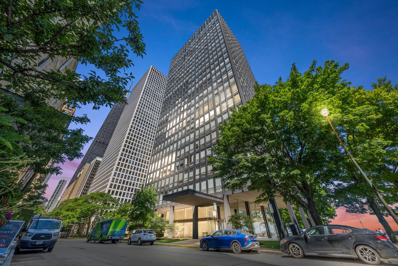 860 N Lake Shore Dr. #8L, Chicago, IL 60611