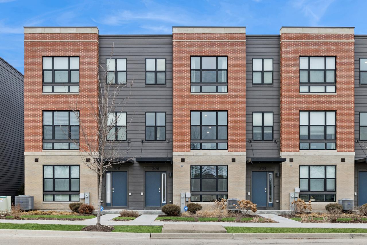 306 Summit Cir., Lombard, IL 60148