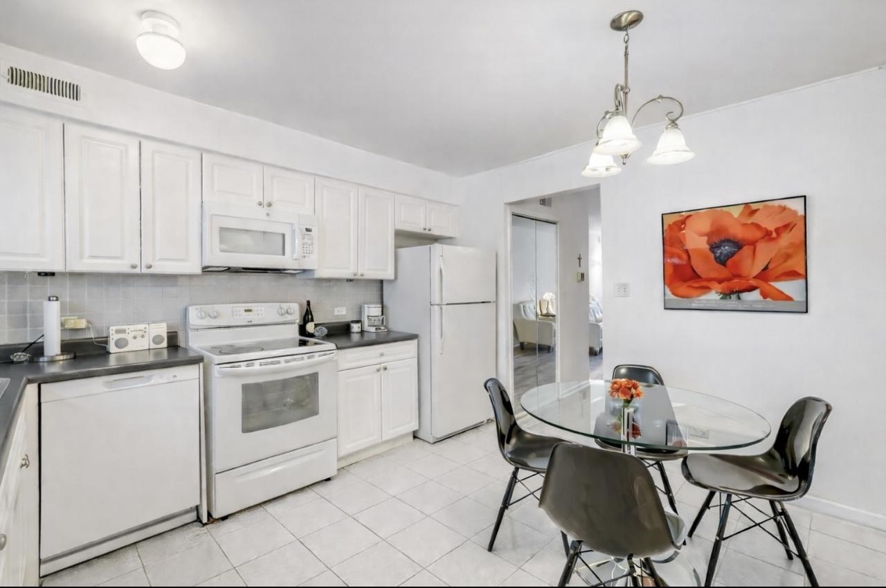 9387 Bay Colony Dr. #3W, Des Plaines, IL 60016