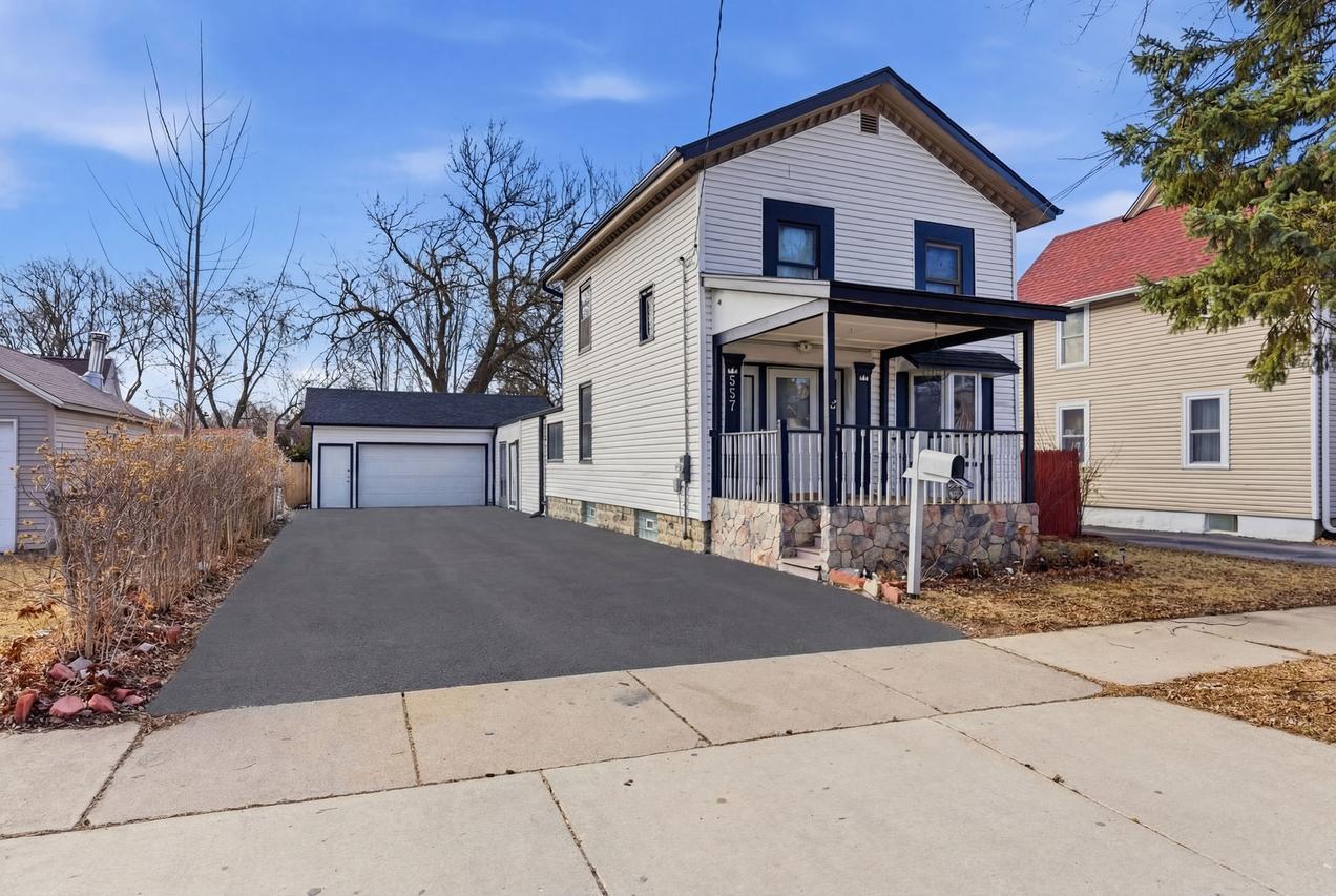 557 Binder St., Aurora, IL 60505