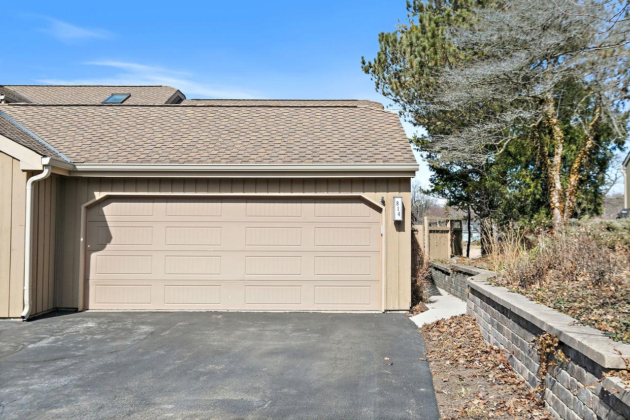 814 Oak Hill Rd., Lake Barrington, IL 60010