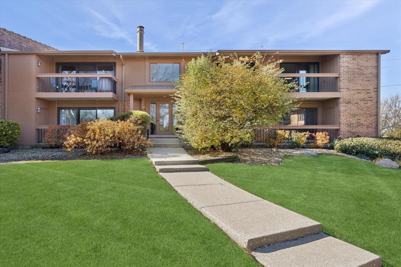 7990 Garfield Ave. #14-3, Burr Ridge, IL 60527