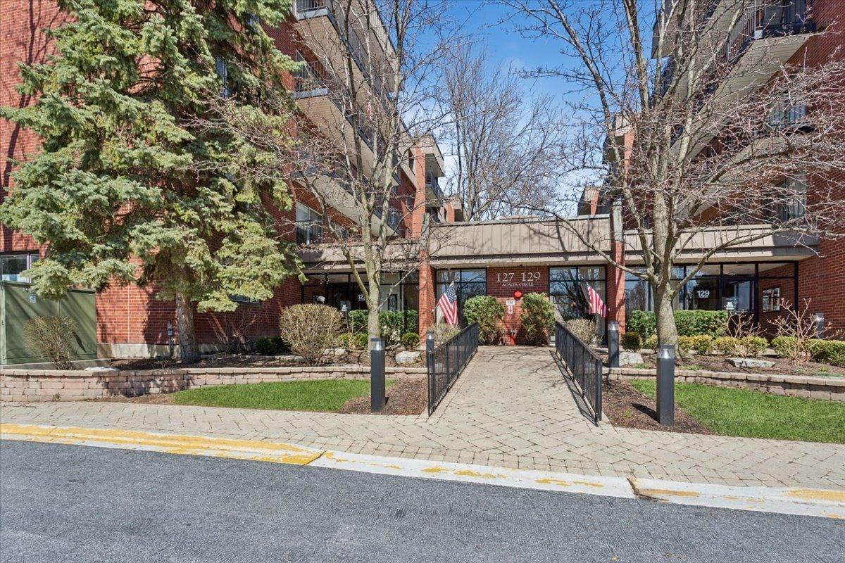 127 Acacia Cir. #402, Indian Head Park, IL 60525