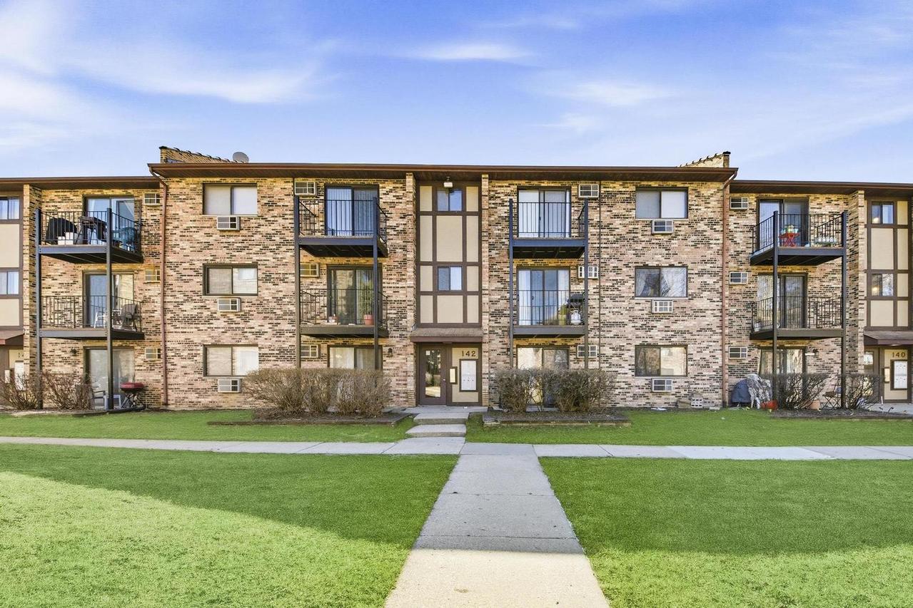 142 Klein Creek Ct. #B, Carol Stream, IL 60188