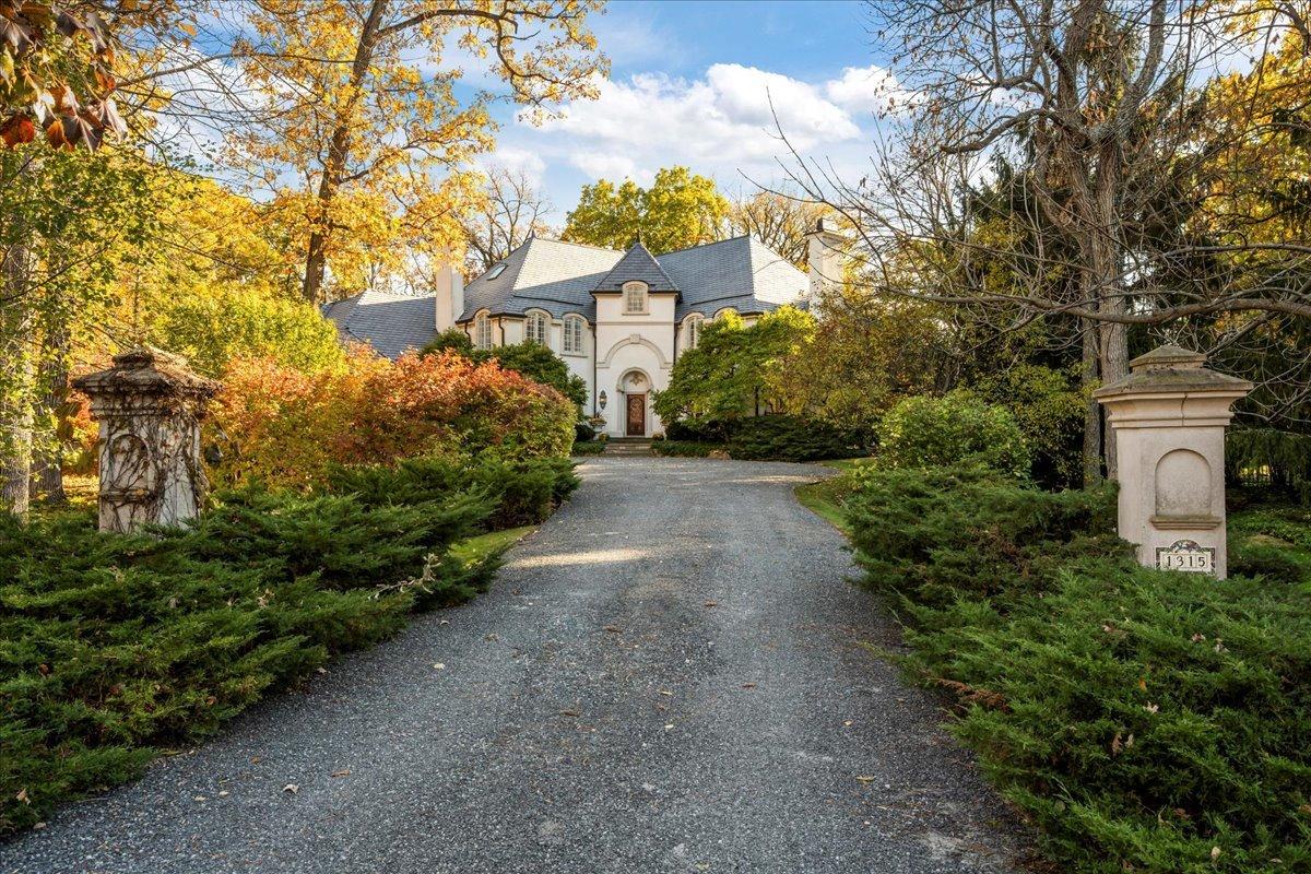 1315 Abington Cambs Dr., Lake Forest, IL 60045