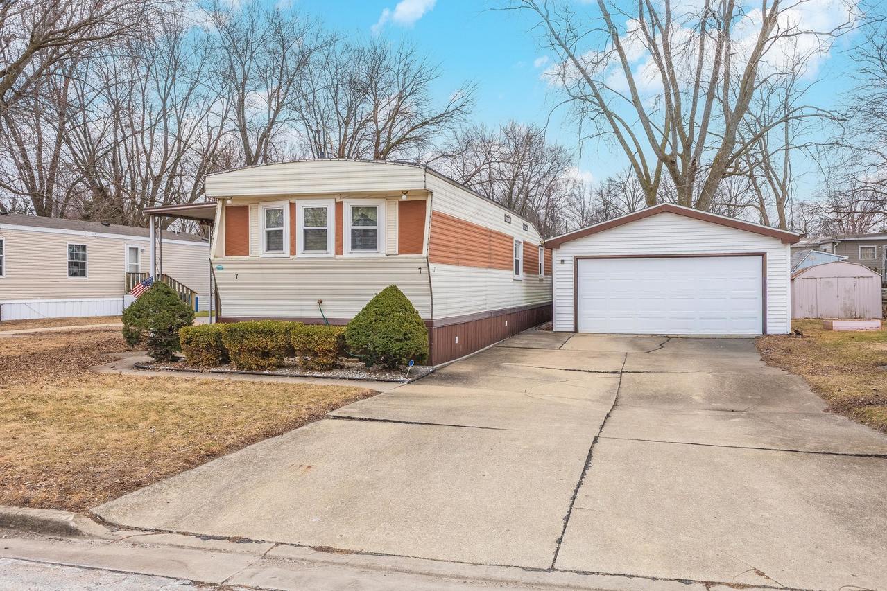 7 Oak Valley Rd., Bloomington, IL 61704