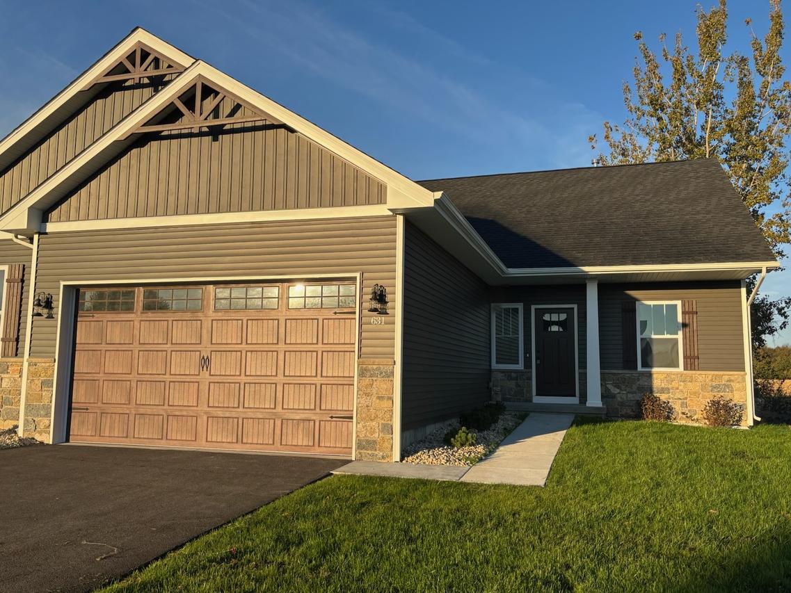 634 Anjali Ct. #R, Sycamore, IL 60178