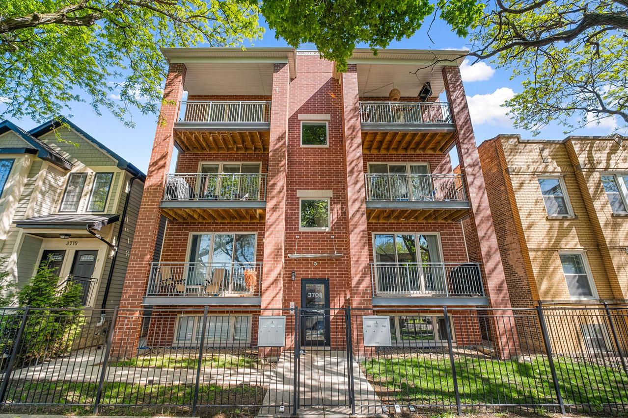 3708 W Cornelia Ave. #1E, Chicago, IL 60618