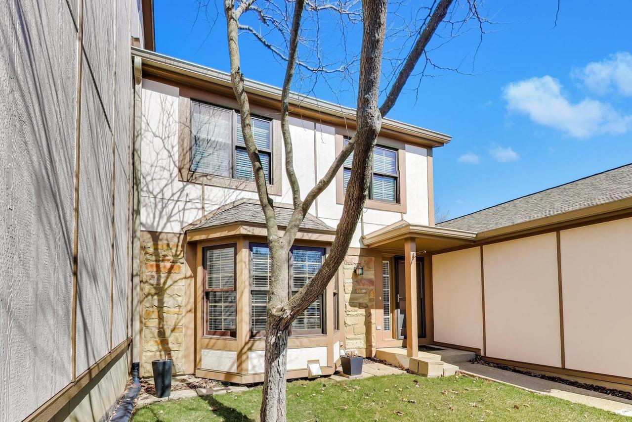 1037 Wheaton Oaks Dr., Wheaton, IL 60187