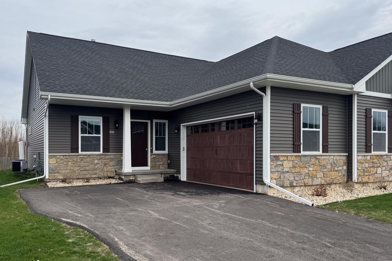 632 Anjali Ct. #L, Sycamore, IL 60178