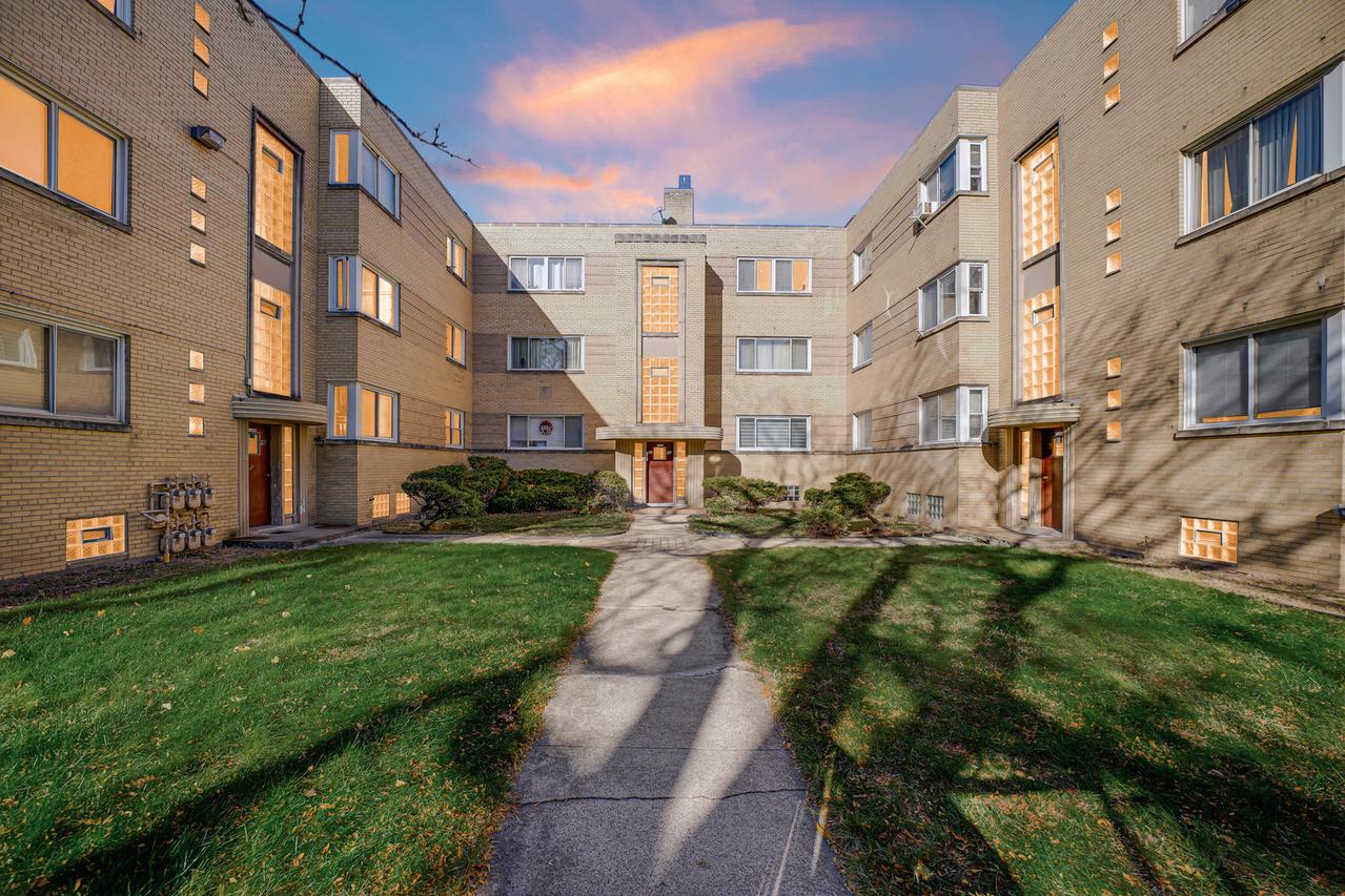 2046 E 72nd Pl. #2w, Chicago, IL 60649