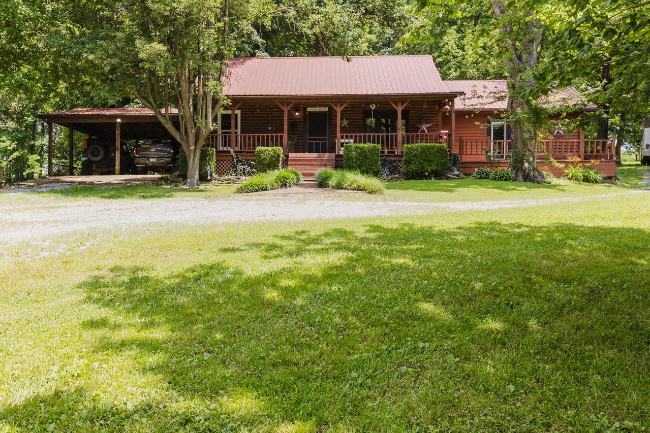 690 Ganntown Ln., Grantsburg, IL 62943