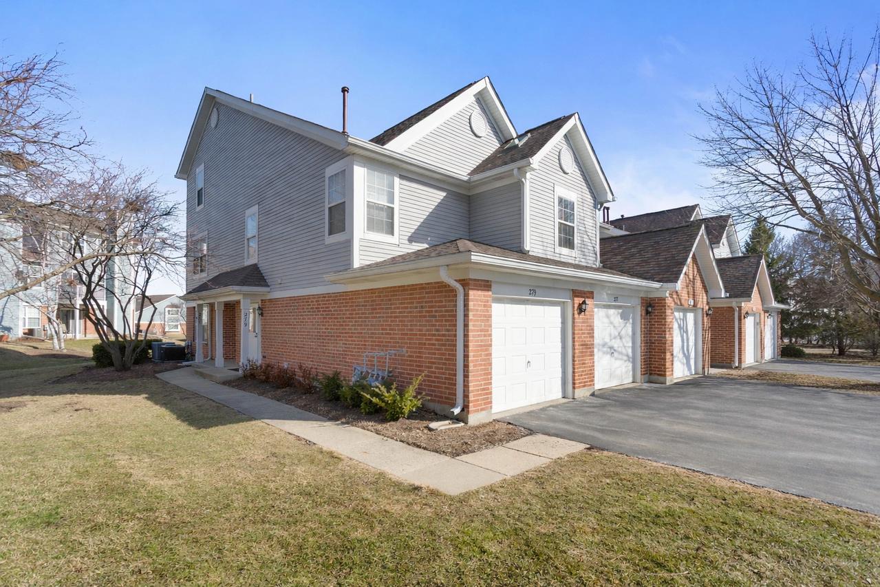 279 Regal Ct., Roselle, IL 60172