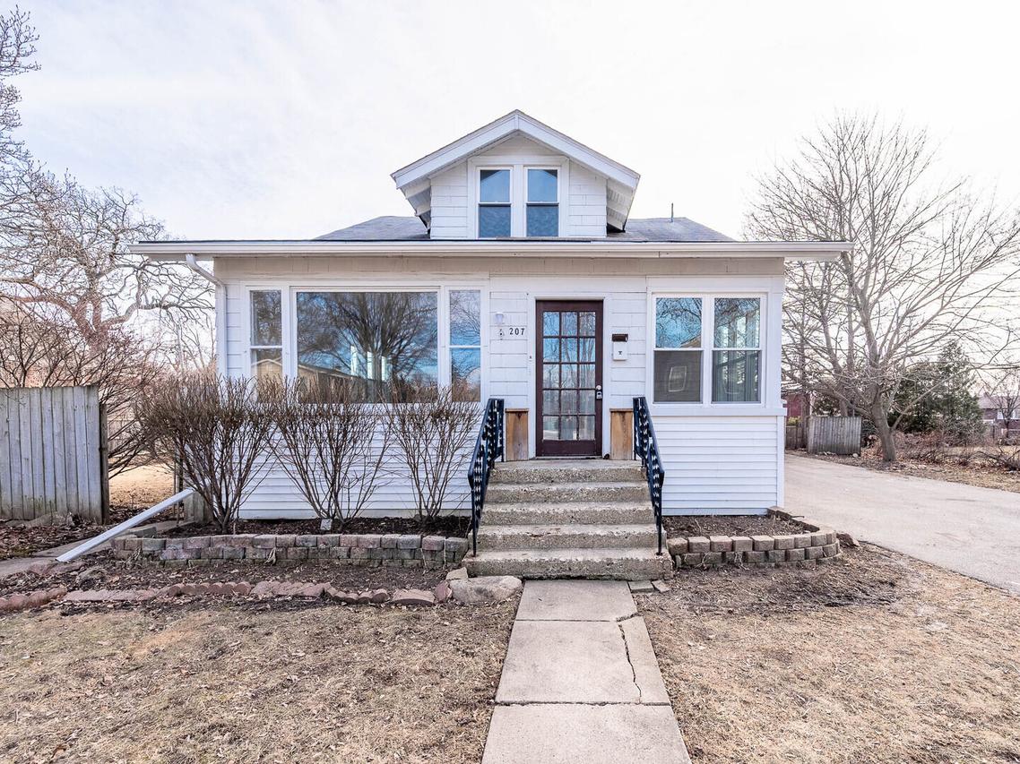 207 N Lakeshore Dr., Mundelein, IL 60060