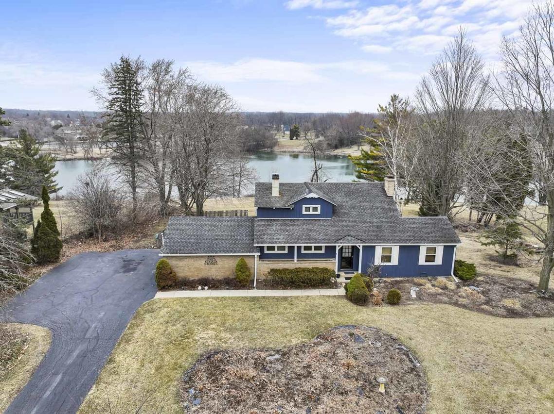 27052 W Lakeview Dr., Lake Barrington, IL 60084