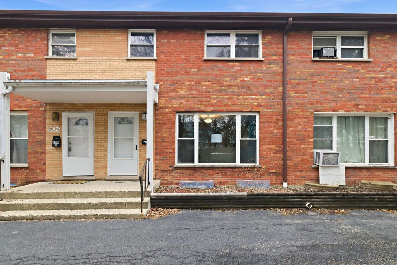 200 Linn Ct. #C, North Aurora, IL 60542