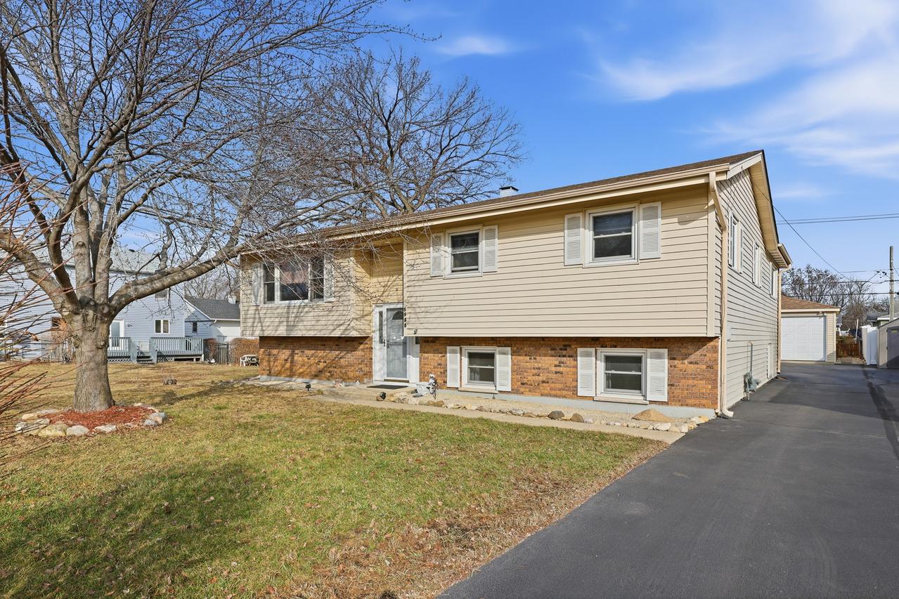 1120 Poplar St., Lake In The Hills, IL 60156