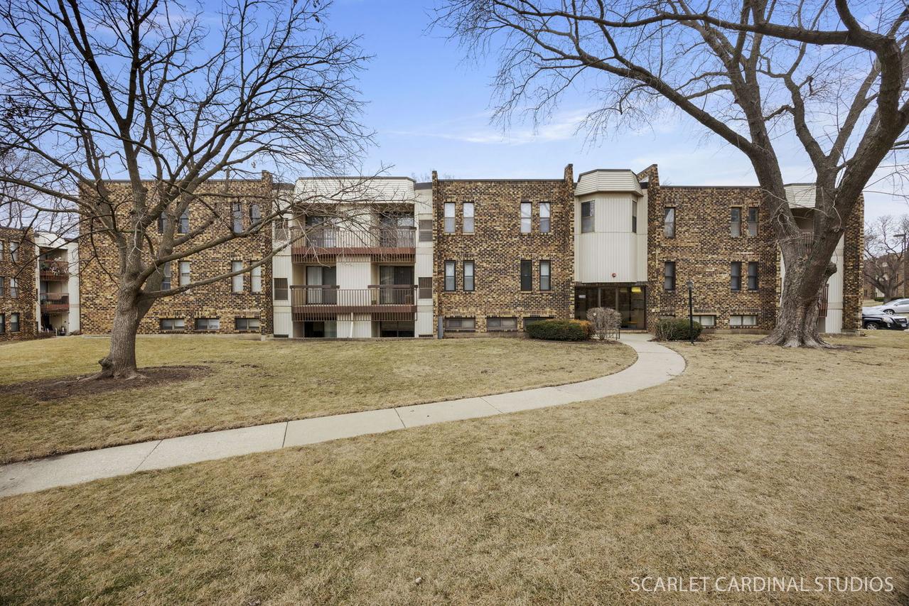2208 Country Club Dr. #6, Woodridge, IL 60517