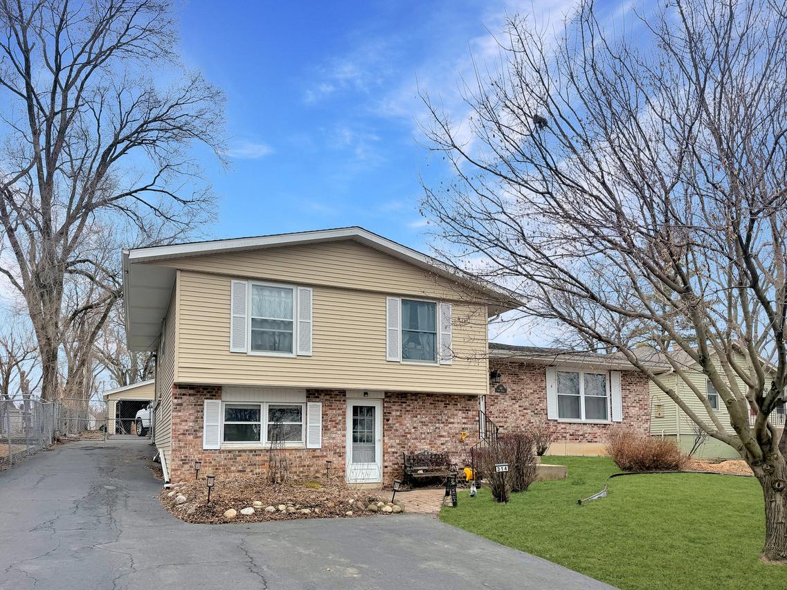 314 Plum St., Lake In The Hills, IL 60156