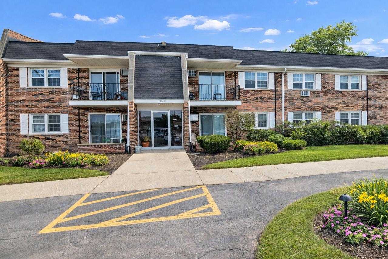 2431 Ogden Ave. #10, Downers Grove, IL 60515