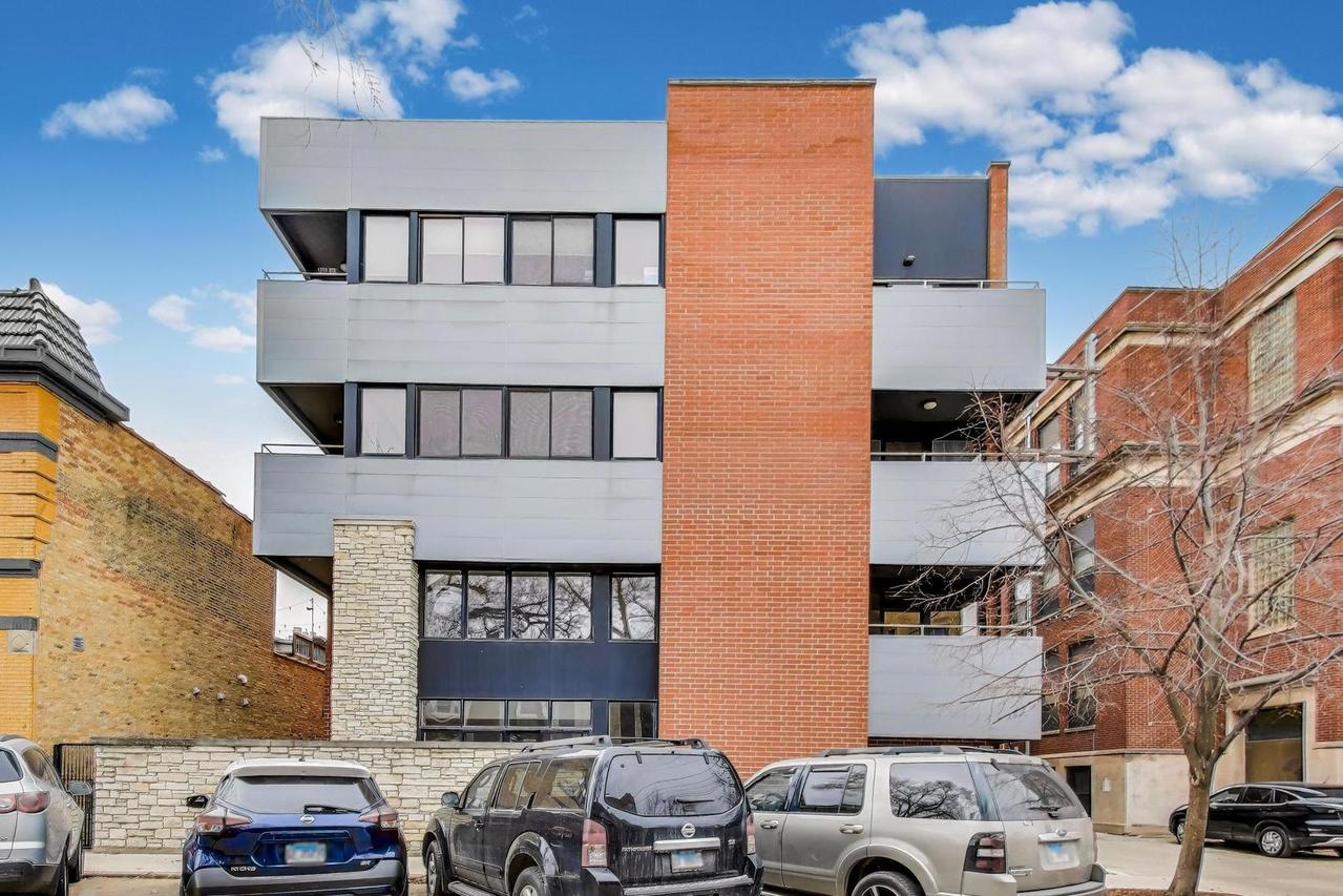 4410 N Troy St. #301, Chicago, IL 60625