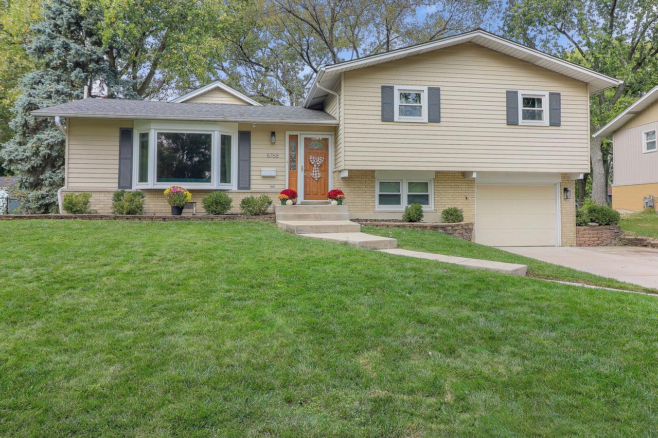 6766 Valley View Dr., Downers Grove, IL 60516