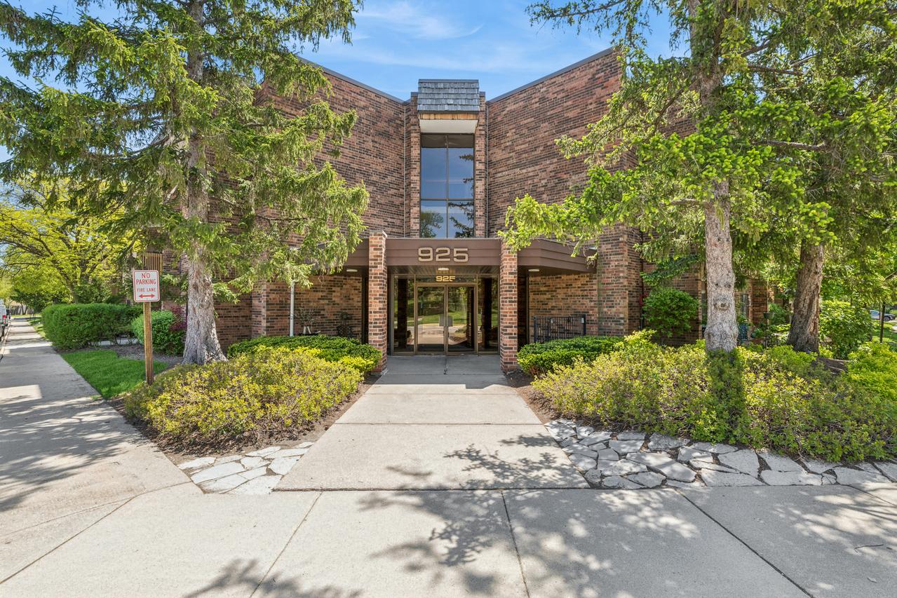 925 Spring Hill Dr. #102, Northbrook, IL 60062