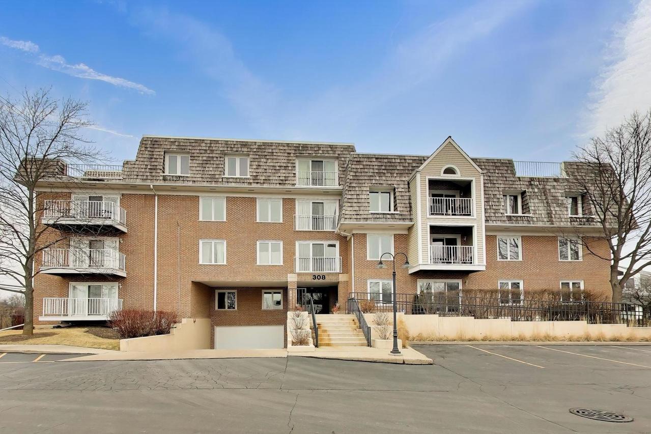308 Happ Rd. #201, Northfield, IL 60093