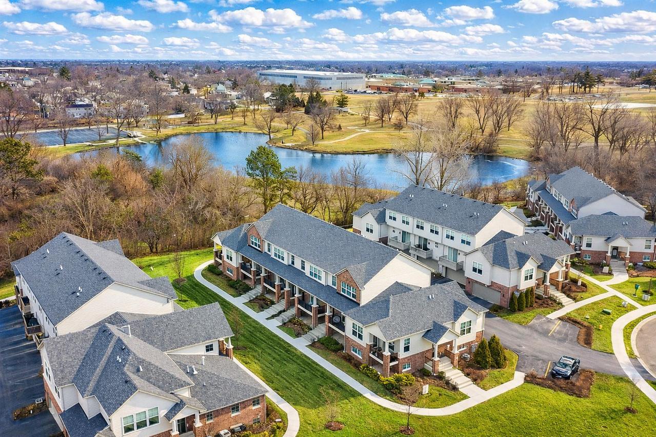 40 Woodmoor Ct., Lombard, IL 60148