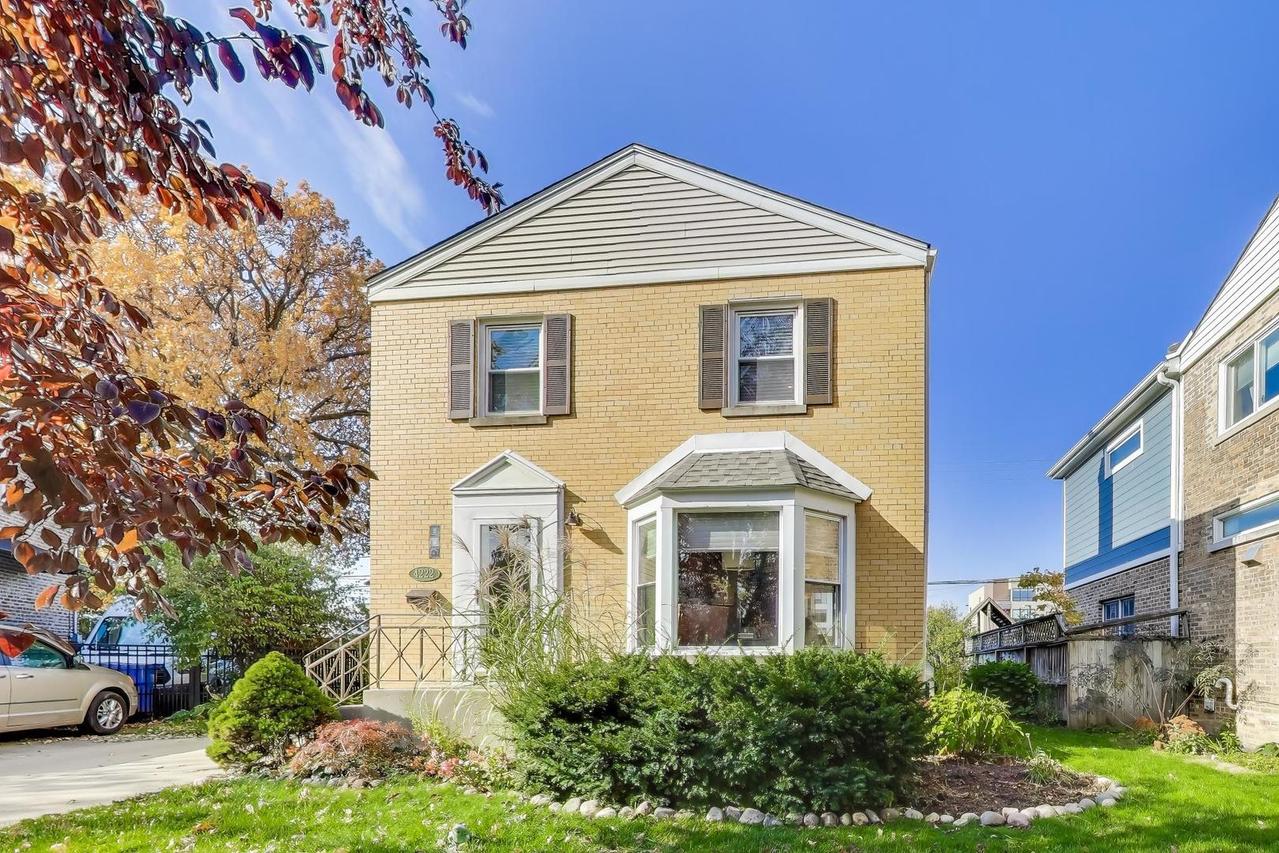 4222 N Claremont Ave., Chicago, IL 60618