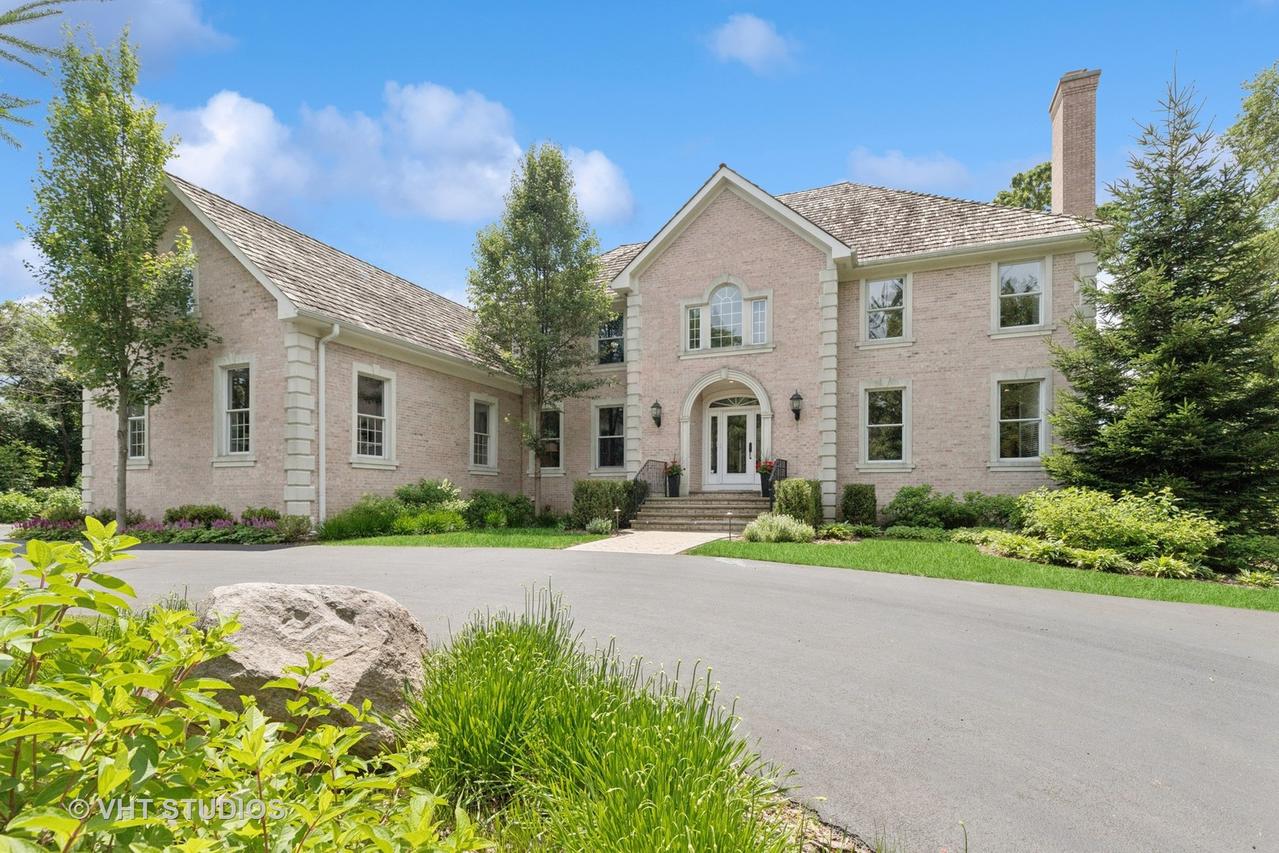 301 Belle Foret Dr., Lake Bluff, IL 60044