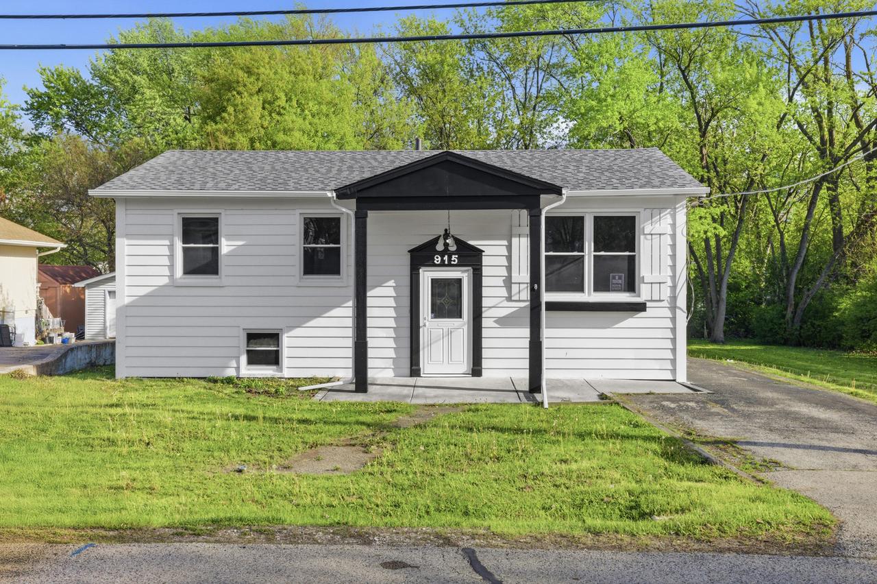 915 Mayfield Dr., Round Lake Beach, IL 60073