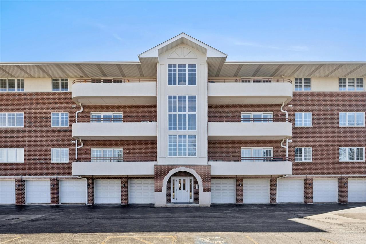 714 W 63rd St. #303, Westmont, IL 60559