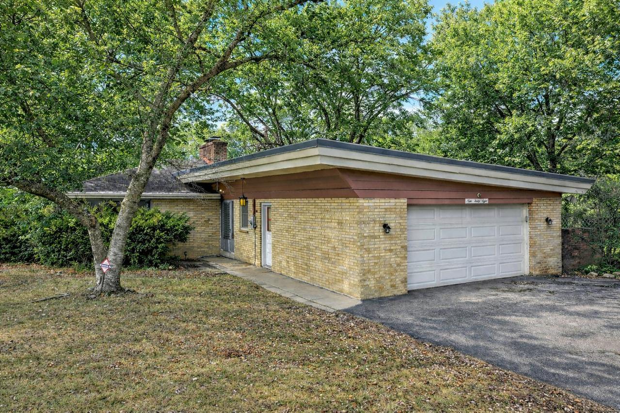 938 Hillcrest Rd., Elgin, IL 60123