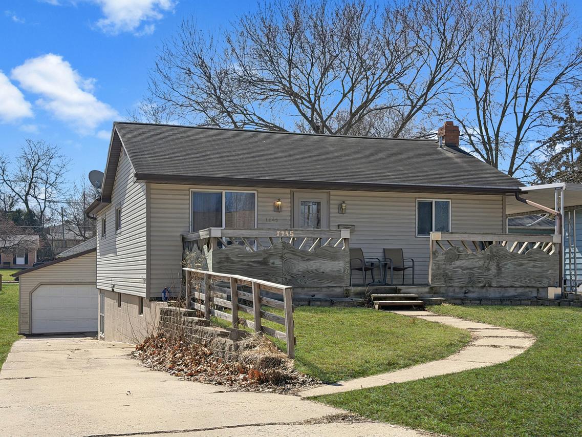 1245 W Violet St., Freeport, IL 61032