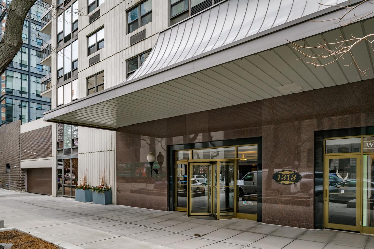 1313 N Ritchie Ct. #1005, Chicago, IL 60610